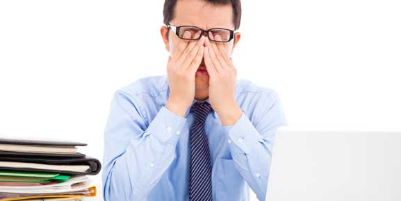 眠れなくなり、眠れない不安を感じてしまう男性