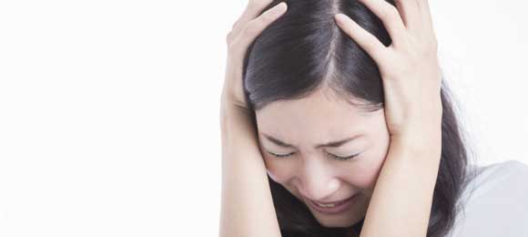 夜中に腰痛で目が覚めてしまう男性