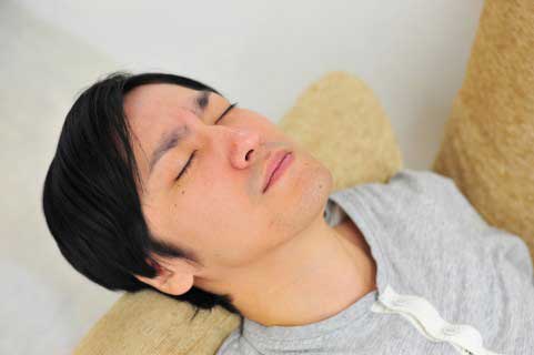 自覚症状として上腹部痛、四肢の冷えを訴えられ