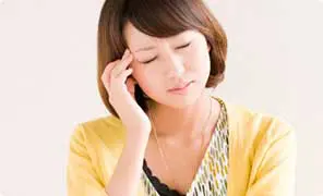 1日に数回胃の痛みがあり、悩まれている男性