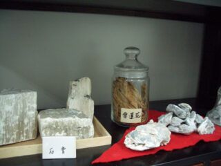 薬局内4。石膏、牡蠣、雪蓮花、真珠。他13品展示